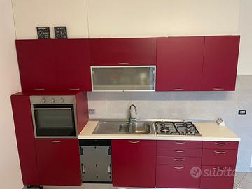 Cucina con elettrodomestici nuovi