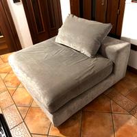 Divano grigio con quadro