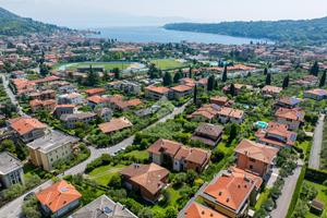 VILLA A SCHIERA A SALÒ