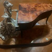 Soprammobile in argento e radica di noce