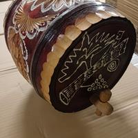 Botte in legno decorata a mano