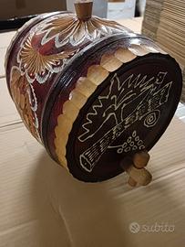 Botte in legno decorata a mano