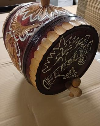 Botte in legno decorata a mano