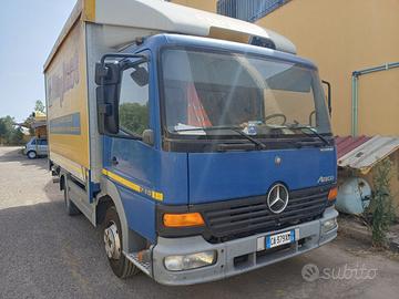 Camion con sponda Mercedes