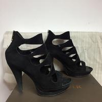 Scarpa spuntata in camoscio nero