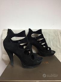 Scarpa spuntata in camoscio nero