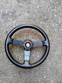 Volantino Fiat 500 d'epoca con mozzo