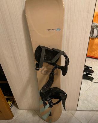 Tavola da snowboard con Scarponi n. 43