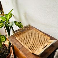 Vassoio in vetro acrilico e paglia anni 70