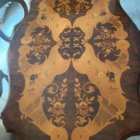 Tavolo intarsiato con sedie