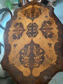 Tavolo intarsiato con sedie