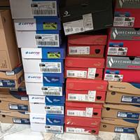Stock scarpe sportive