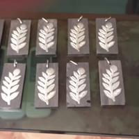 10 ciondoli in legno con foglia in metallo