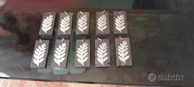 10 ciondoli in legno con foglia in metallo