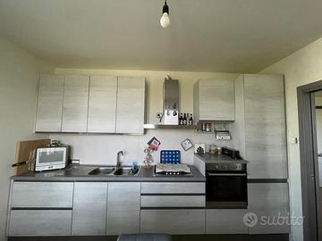 Cucina con elettrodomestici