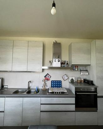 Cucina con elettrodomestici