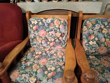 due poltrone in legno con cuscini 