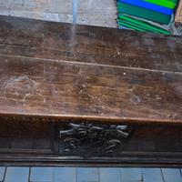 Cassapanca antica in legno intagliato