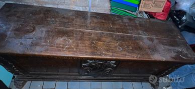 Cassapanca antica in legno intagliato