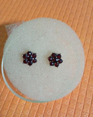 orecchini con pietre di granato