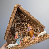 Capanna artigianale per presepe con statuine della