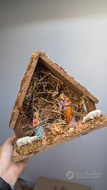 Capanna artigianale per presepe con statuine della