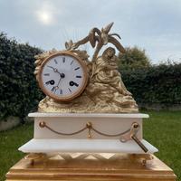 Orologio antico da tavolo o camino con pendolo