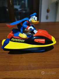 motoscafo a batterie con paperinik alla guida