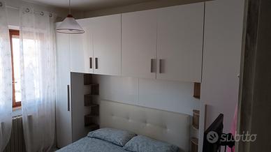 camera da letto con armadio a ponte e letto con co