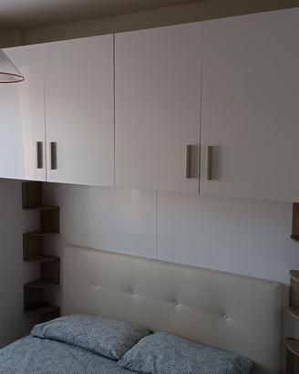 camera da letto con armadio a ponte e letto con co