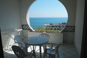 Appartamento fronte mare su residence con piscina