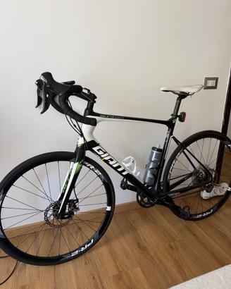 Bici da corsa in carbonio Giant Defy Advanced 2 L