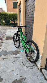 mountain bike da Downhill YT 2018