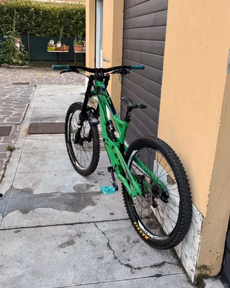 mountain bike da Downhill YT 2018