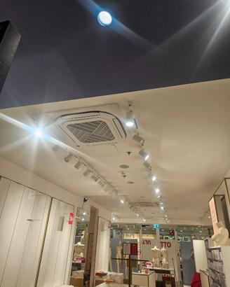 condizionatori a soffitto e telecomando