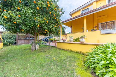 ELEGANTE VILLA QUADRIFAMILIARE CON PASSO CARRABILE