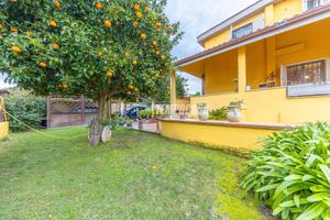 ELEGANTE VILLA QUADRIFAMILIARE CON PASSO CARRABILE