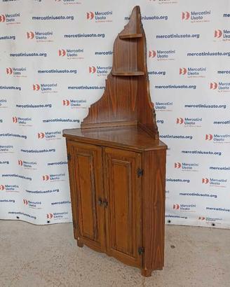 Angoliera con piattaia in stile