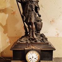 Scultura in bronzo con orologio