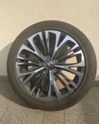 4 cerchi Yaris cross con ruote estive