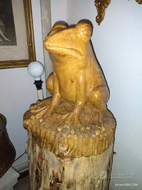 Grande scultura lignea di una rana.