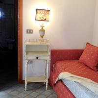 Mobiletto comodino antico restaurato/dipinto mano