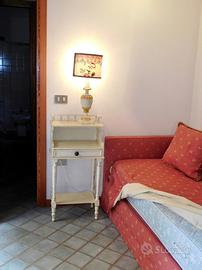 Mobiletto comodino antico restaurato/dipinto mano