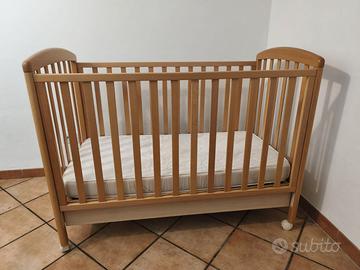Lettino in legno per neonati