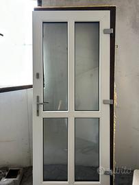 PORTA D’INGRESSO CON VETRI TRASPARENTI