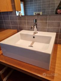 Lavabo ceramica con miscelatore