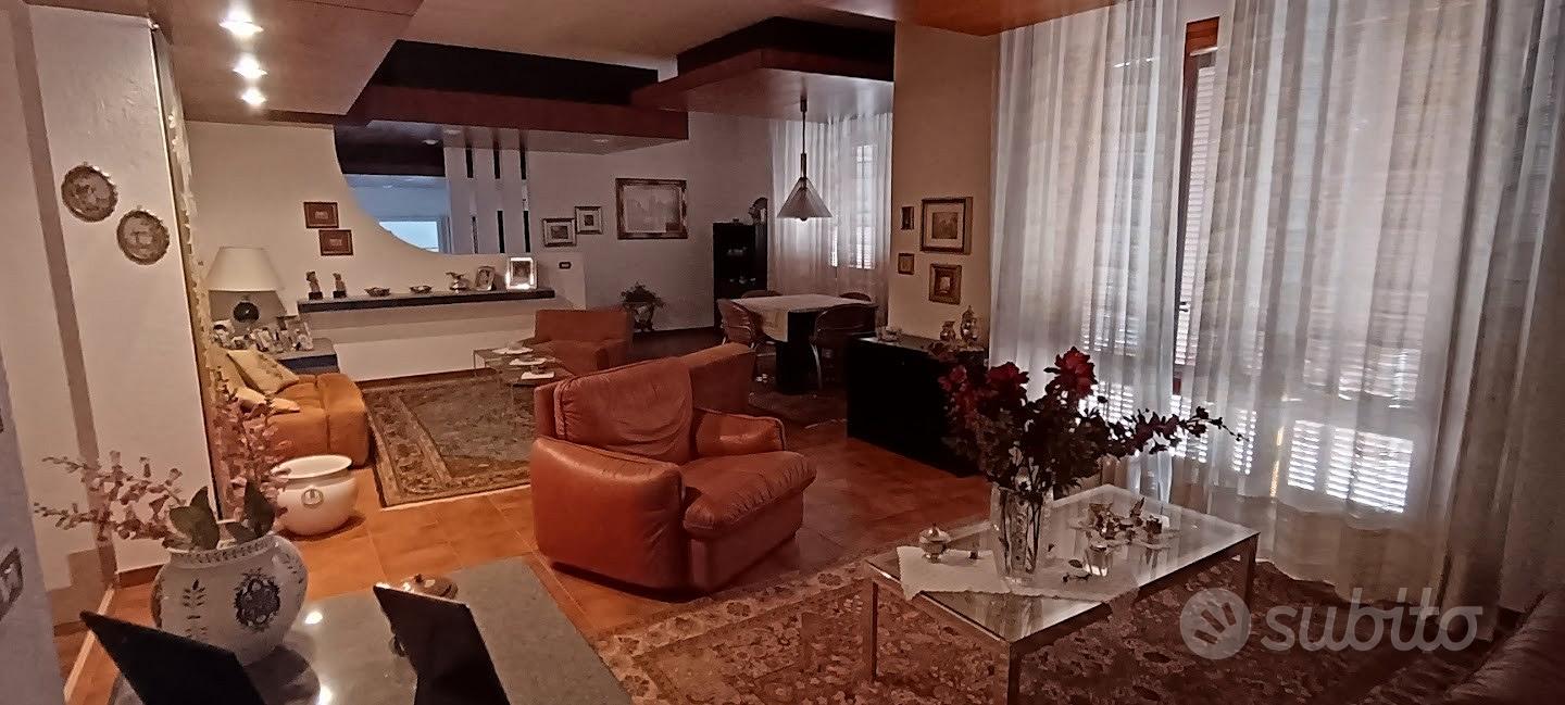 Villa Padronale Singola: Un Gioiello degli Anni '7 - Vista 2