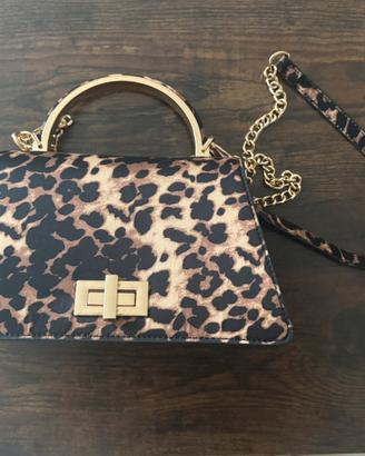 Borsa a mano e tracolla leopardata