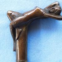 Bastone in legno intagliato