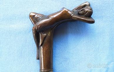 Bastone in legno intagliato